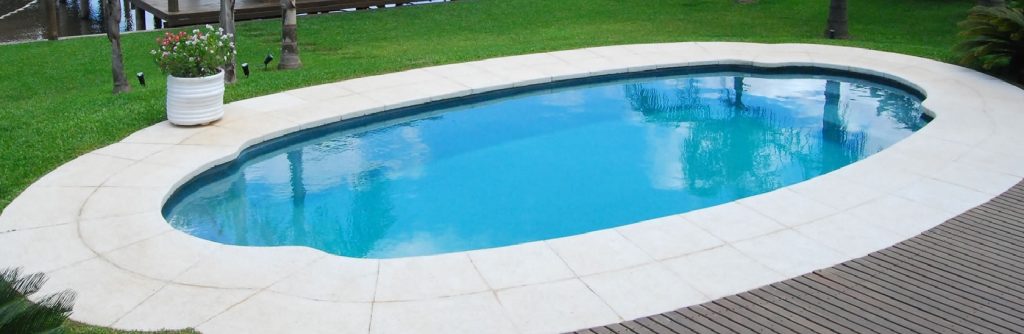 piscina de fibra com borda escondida
