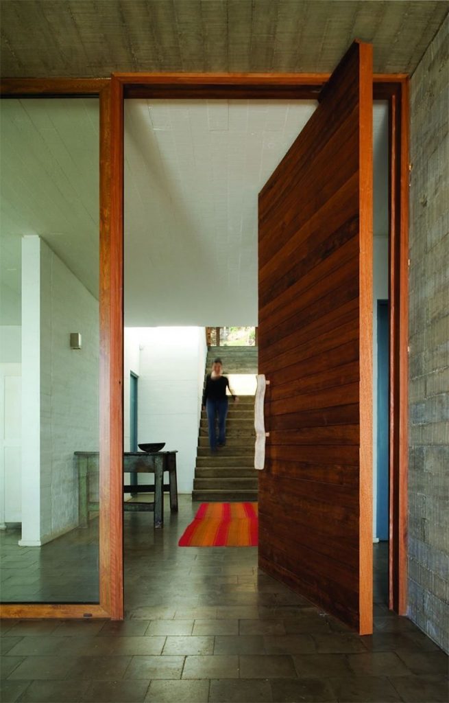 porta de madeira maciça externa