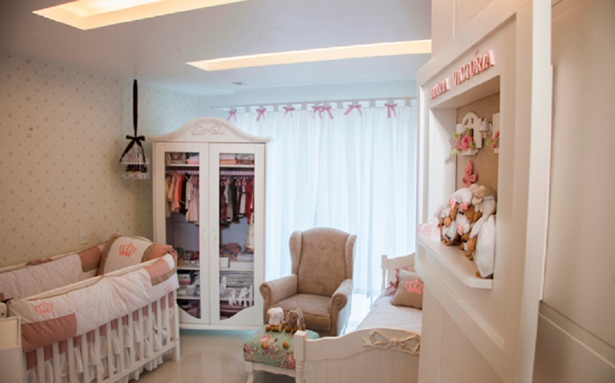 quarto de bebe decorado com papel de parede